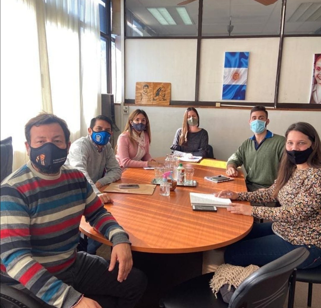 📍 NUTRICIÓN E INTERCULTURALIDAD

👉 Con el objeto de fortalecer la nutrición en la Provincia, nos reunimos con la Dirección de Asuntos Guaraníes y la Subsecretaría de Derechos Económicos, Sociales y Culturales

<a href="/gobmisiones/">Gobierno de Misiones</a> <a href="/herrerayflia/">Oscar Herrera Ahuad</a> <a href="/MDSMisiones/">Desarrollo Social Misiones</a> <a href="/BenildaDammer/">Benilda Dammer</a>