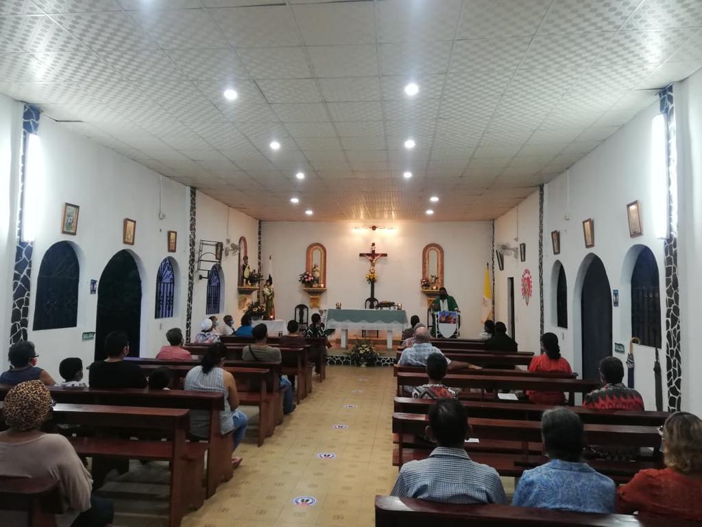 En la Parroquia San Martín de Porres de Penonomé se realizó la reapertura de la Capilla de San José.
Los moradores se organizan y conforman el equipo de sanitización y cumplieron con la formación para mantener las medidas de bioseguridad  y los protocolos para entrada al templo.