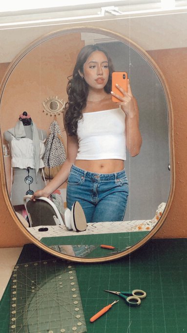 hi long time no see, i&rsquo;ll be on cam tonight to hang though ☺️ https://t.co/oLLEomMzqF