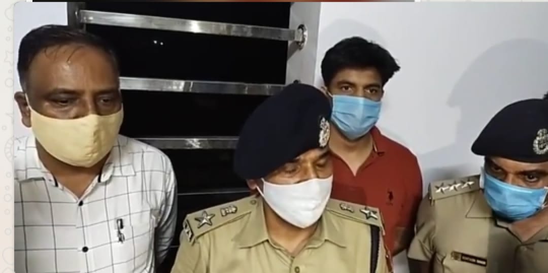 2020News5's tweet photo. हिसार पुलिस की बडी कामयाबी-लगभग 10 करोड का सोना लूटपाट मामले में हिसार  पुलिस ने दो लूटेरो किया गिरफ्तार, दो फरा��  हुए, पकडे गए बदमाशो  17 किलो 500 ग्राम सोना व 8 लाख 92 हजार रुपये की लाखो की राशि बरामद की, राजस्थान के चुरु के पुलिस अधीक्षक पहुचे मौके पर, https://t.co/uIXmqs9wOt