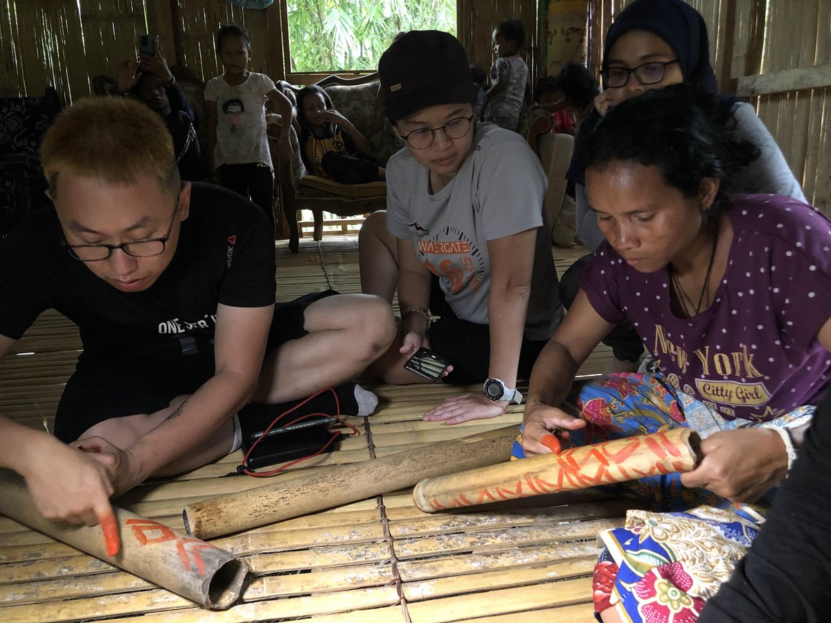 borneobengkel's tweet photo. Wendi Sia and Team Gerimis with the Semai ladies of Pos Lenjang preparing for a sewang performance. Red pigment from the bunga sumbir was used to draw patterns (allegedly snake patterns) onto the bamboo chentong instrument.
#BorneoBengkel #BBNeo #BB2021
#CommunityVoices https://t.co/2yC5FCALH3