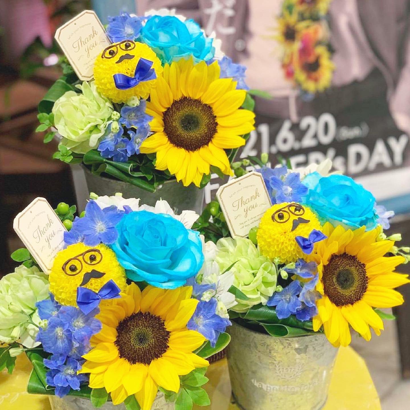 坪井花苑 本店 𝙁𝙖𝙩𝙝𝙚𝙧 𝙨 𝘿𝙖𝙮 松坂屋店オリジナル 父の日アレンジ 𝘍𝘰𝘳 𝘋𝘢𝘥𝘥𝘺 夏らしいイエロー ブルーの組み合わせ 丸めがねとヒゲがかわいい 大好きなお父さんに とびっきりのサプライズ 坪井花苑 名古屋市 名古屋花屋