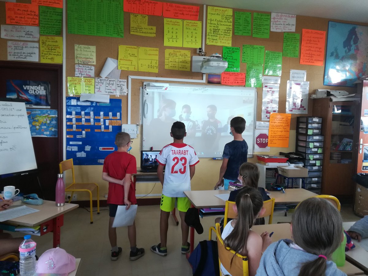 Début de notre visioconférence de #liaisonCM26e : les élèves ont préparé leurs questions. Comme nous ne pouvions pas visiter et faire une séquence avec eux, ils ont réalisé un film pour nous faire visiter leur collège 😊