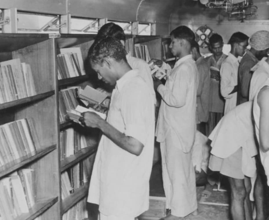 Indianit07's tweet photo. Delhi Public Library ; The oldest mobile library in Delhi &amp; it is the busiest library in South Asia!
This initiative is more than 50 years older. And it was established by ex PM Jawaharlal Nehru in 1951 with the help of UNESCO. WHAT A Wonderful Initiative!🙏 1/2 https://t.co/l4bWvwlcIF