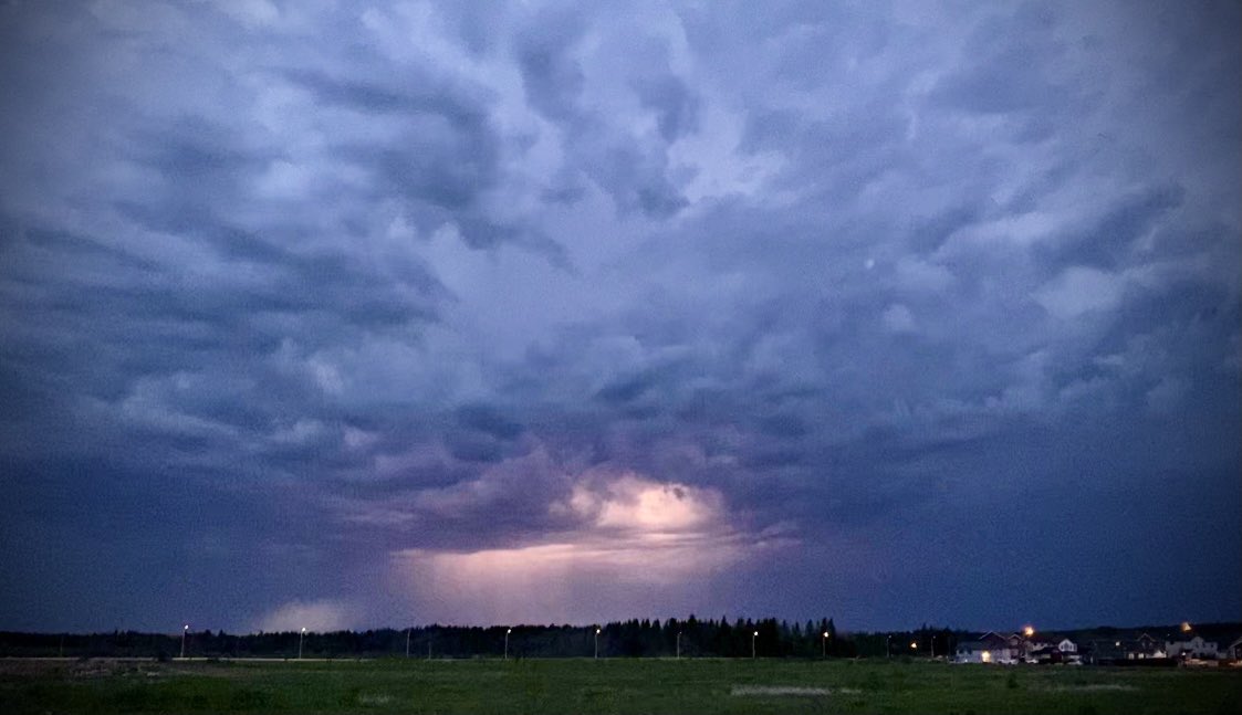 ChristinaKottm2's tweet photo. Ending a hot and humid day with rolling thunderstorms on the horizon. #lightning #sheetlightning #ThePowerOfNature #NaturePhotography #HobbyPhotographer #abstorm #coldlakealberta #Canada #weather #nighttime https://t.co/qpWnTCQM4k