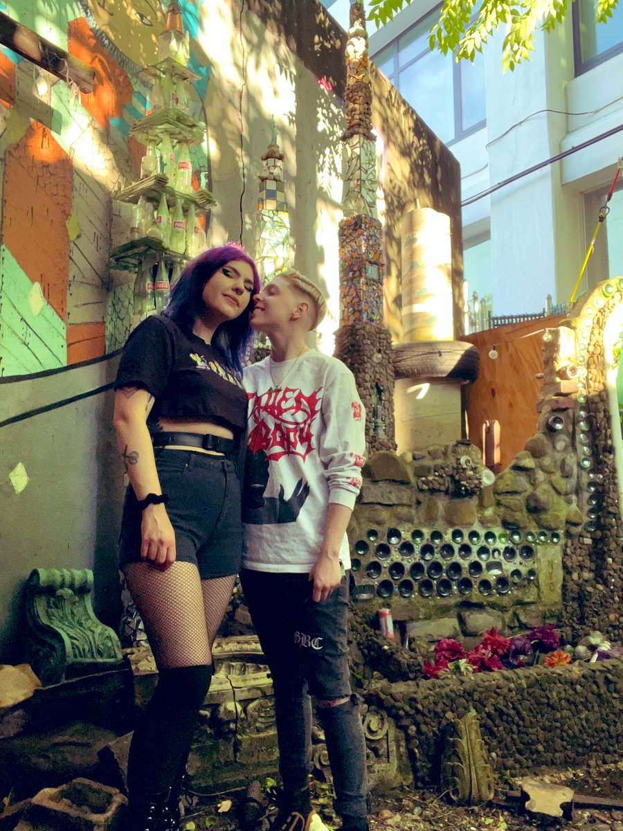 yuungaxel's tweet photo. its late af i cant ever sleep right but i just wanted to say; i love my girlfriend. @lookmomnohams https://t.co/zkdjfL0ksz
