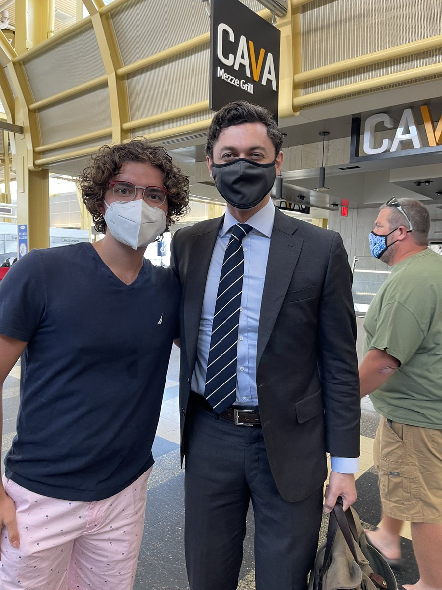 Had the pleasure of meeting Jon @ossoff at DCA today https://t.co/F7Cp91hrRd