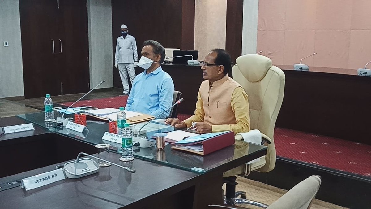 CMMadhyaPradesh's tweet photo. मुख्यमंत्री श्री @ChouhanShivraj ने मंत्रिपरिषद की बैठक के पूर्व सम्बोधन में कहा कि कल मंत्रिपरिषद के सदस्यों के साथ हुई चर्चा उपयोगी और सार्थक रही है। प्राथमिकता के सभी विषयों पर मंत्री समूहों का गठन कर दिया गया है।तत्काल कार्य आरंभ करना है। सभी समूह इस सप्ताह अपनी बैठक कर लें https://t.co/xHnMLZNsHQ