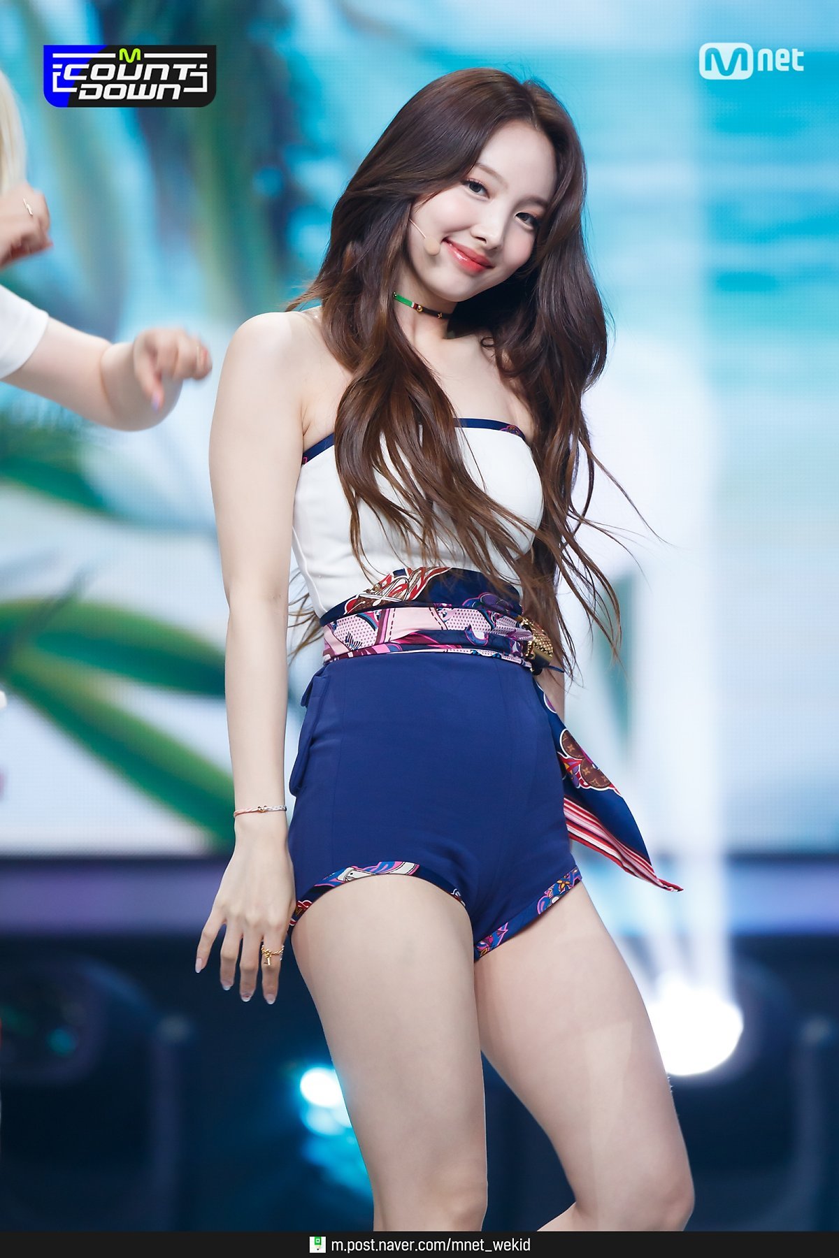 dre on X: "hot girl IM NAYEON🤯 https://t.co/XQi6S4kH85" / X