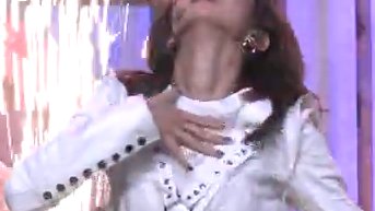 eviIdead2013's tweet photo. scream was good for yubin neck https://t.co/qK6Gh7OJfq