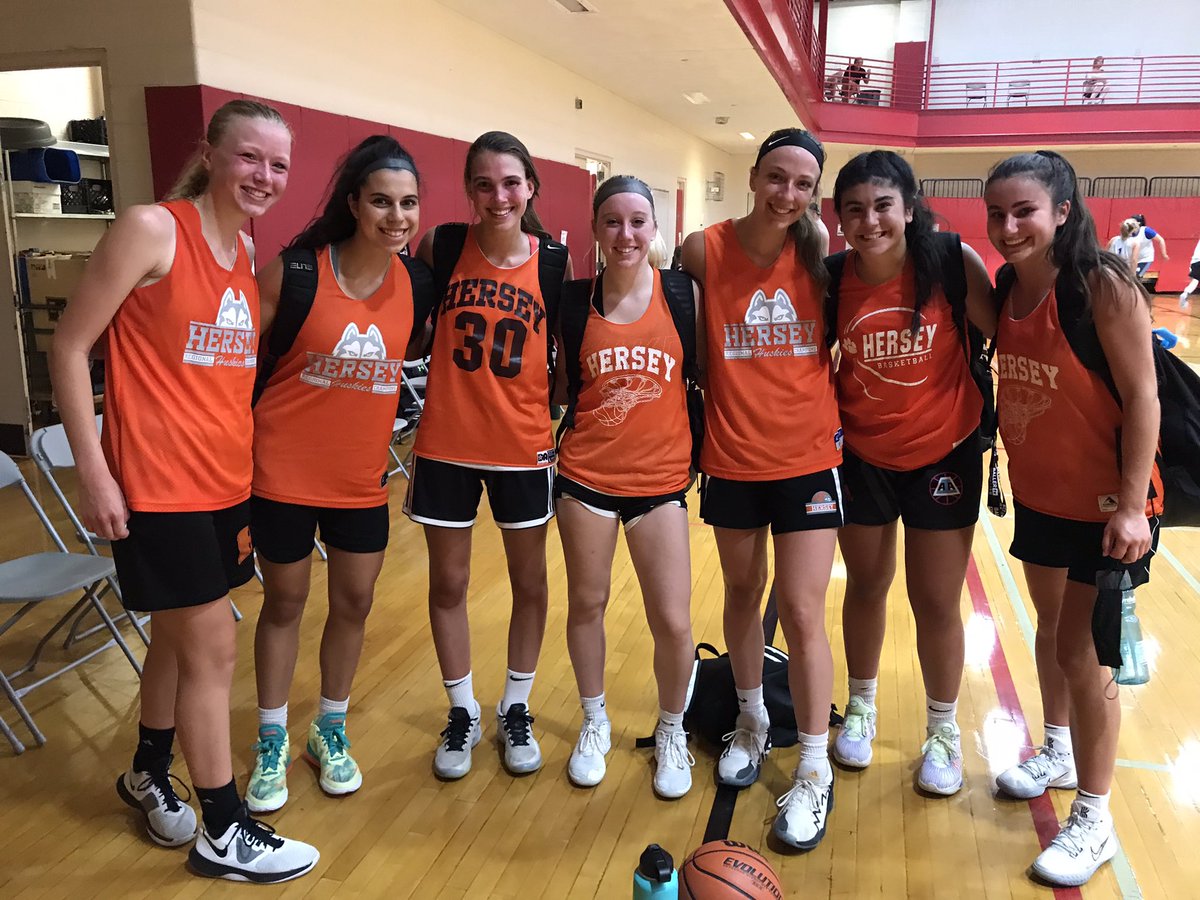 Mary_CoachFen's tweet photo. So great to be back on the court! Today’s #HuskyHustle award goes to Kelsey. #ShesReallyFast #MissingCourtAndKaty https://t.co/xzdxiZpdPe