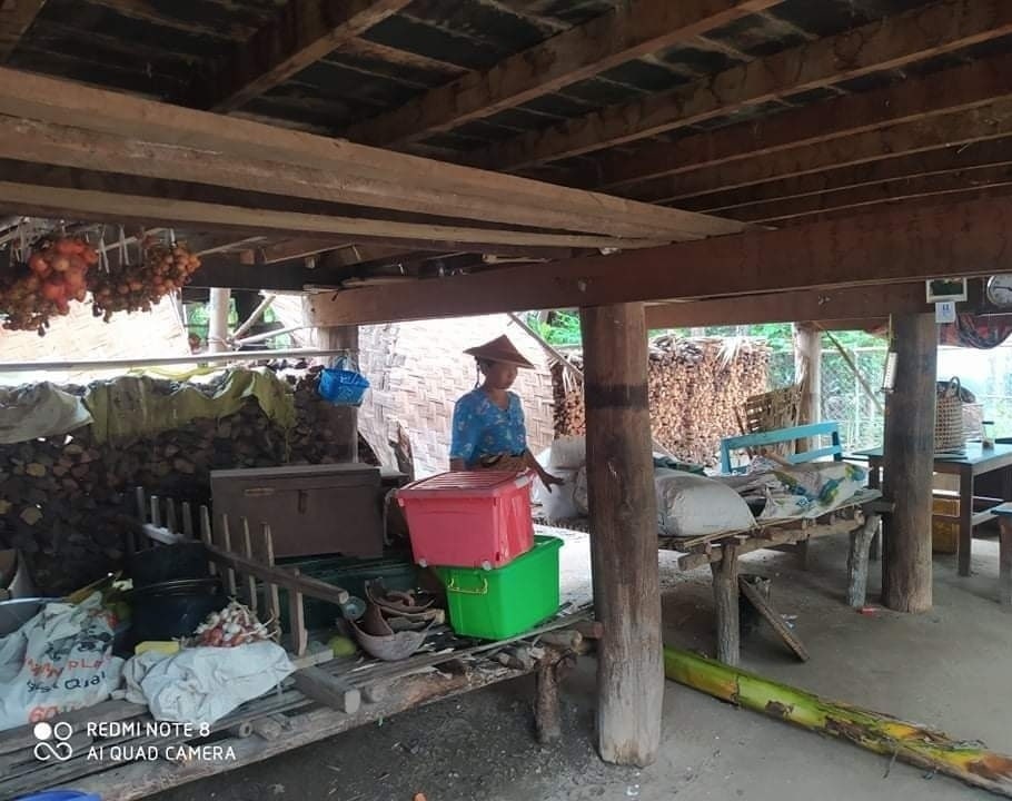 MilkTeaMM_MTAM's tweet photo. On 14 June, Junta terrorists stormed Taungdwin Chaung in #Mingin Township and destroyed public property and stole large amounts of valuables and money. They also beat 4 car drivers from Mye Ni village and stole 350,000 kyat.
#June15Coup
#WhatsHappeningInMyanmar
#MilkTeaAlliance https://t.co/eMvvo6Puyx