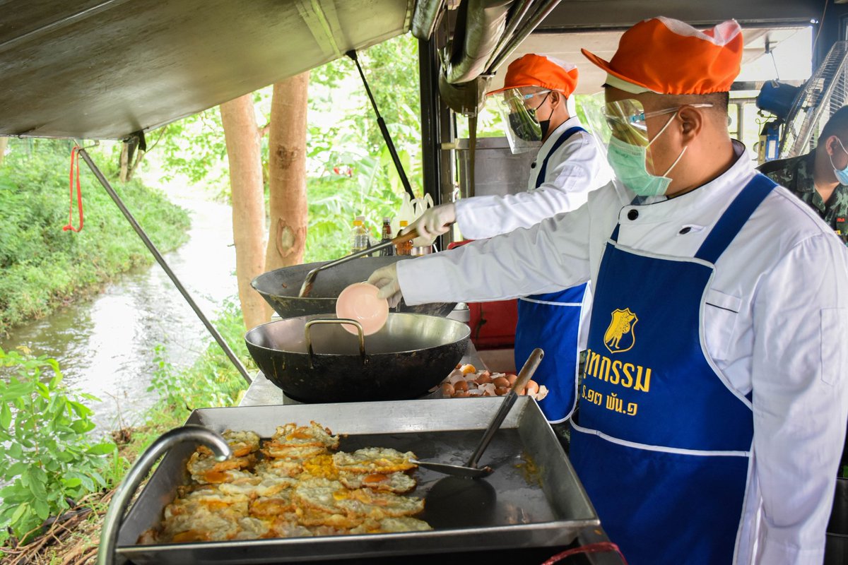 why_thahan's tweet photo. 🪖 ร.13 พัน.1 🚐🍛
จัดรถ #ครัวสนาม ประกอบอาหารแจกบุคลากรทางการแพทย์และประชาชน 🧑🏻‍⚕️👨‍👩‍👦 ที่เดินทางมา #ฉีดวัคซีน ป้องกันไวรัส #โควิด19 ณ หอประชุม ม.ราชภัฏอุดรธานี เพื่อให้กำลังใจบุคลากรทางการแพทย์+ลดภาระค่าใช้จ่ายให้กับประชาชน ⬇️💰

#ทหารมีไว้ทำไม
#เราจะผ่านพ้นวิกฤตไปด้วยกัน https://t.co/KoHE1p4wvS