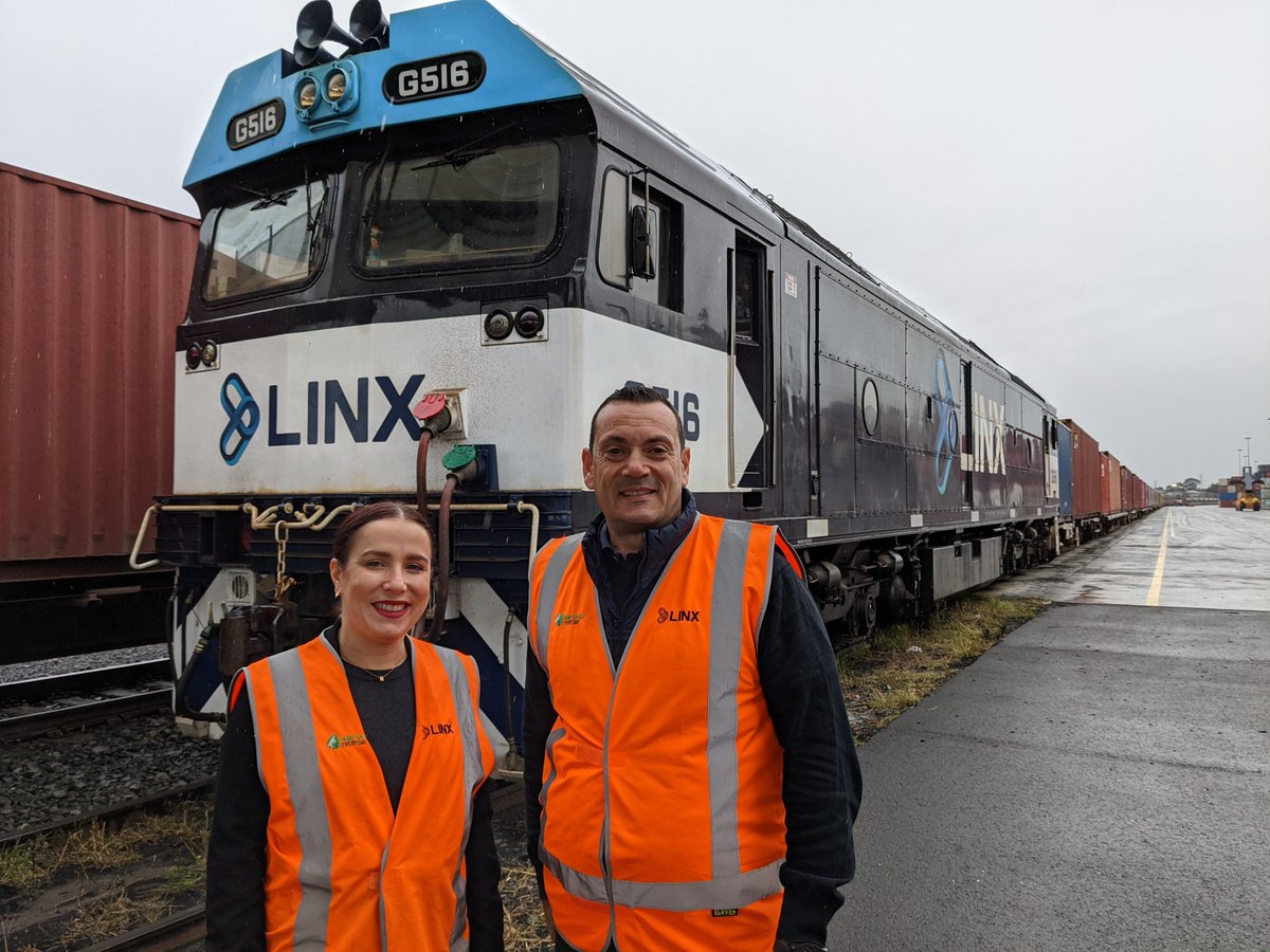 AustLogistics's tweet photo. Last week @LINXCCG took ALC on site tours of their Griffith and LINX Intermodal terminals.
The tours were highly effective in providing a deeper understanding of their daily operations and connection to Australia's supply chain economy.
#connectedsupplychains #intermodals https://t.co/42NDzsHSCa