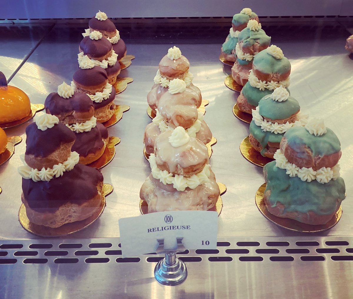 shivaunsay's tweet photo. Religieuse is my religion… 🙏 #religieuse #maisondanel @MaisonDanel https://t.co/3LALB1liRr