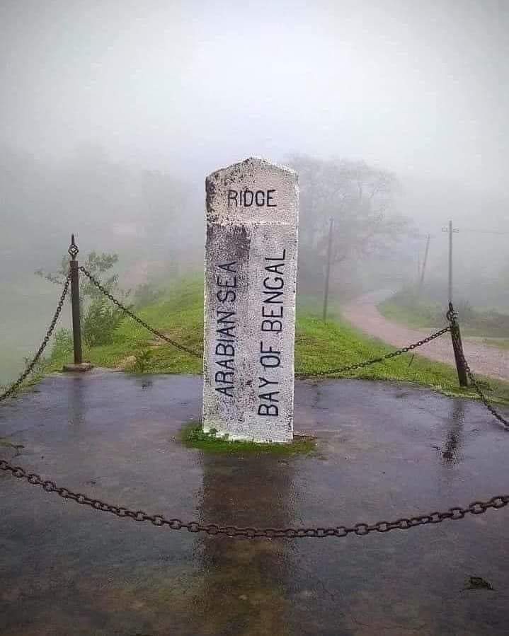 SarvanThangappa's tweet photo. இந்த இடத்தின் பெயர் #RIDGE_POINT. இது கர்நாடக மாநிலம் ஹாசன் மாவட்டத்தில் உள்ளது. இங்கே பொழியும் மழை நீரானது மேற்கு திசையில் விழுந்தால் #நேத்ராவதி ஆறு வழியாக அரபிக் கடலில் கலந்துவிடும். கிழக்கு திசையில் விழுந்தால் #ஹேமாவதி ஆறு மூலமாக காவிரியில் கலந்து வங்க கடலில் கலந்துவிடும். https://t.co/uijvQWOELq