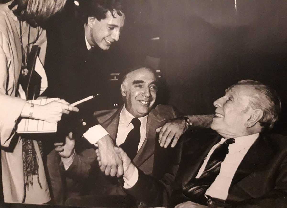 martinbrook29's tweet photo. 14 de junio de 1986 falleció el más grande intelectual del siglo XX, Jorge Luis Borges.
Juntos con su mujer, María Kodama, Federico Brook y yo en el Instituto Italo Latino Americano (IILA) de Roma.
Escultura F. Brook: "Borges etcetera" https://t.co/bxF94BYKtJ