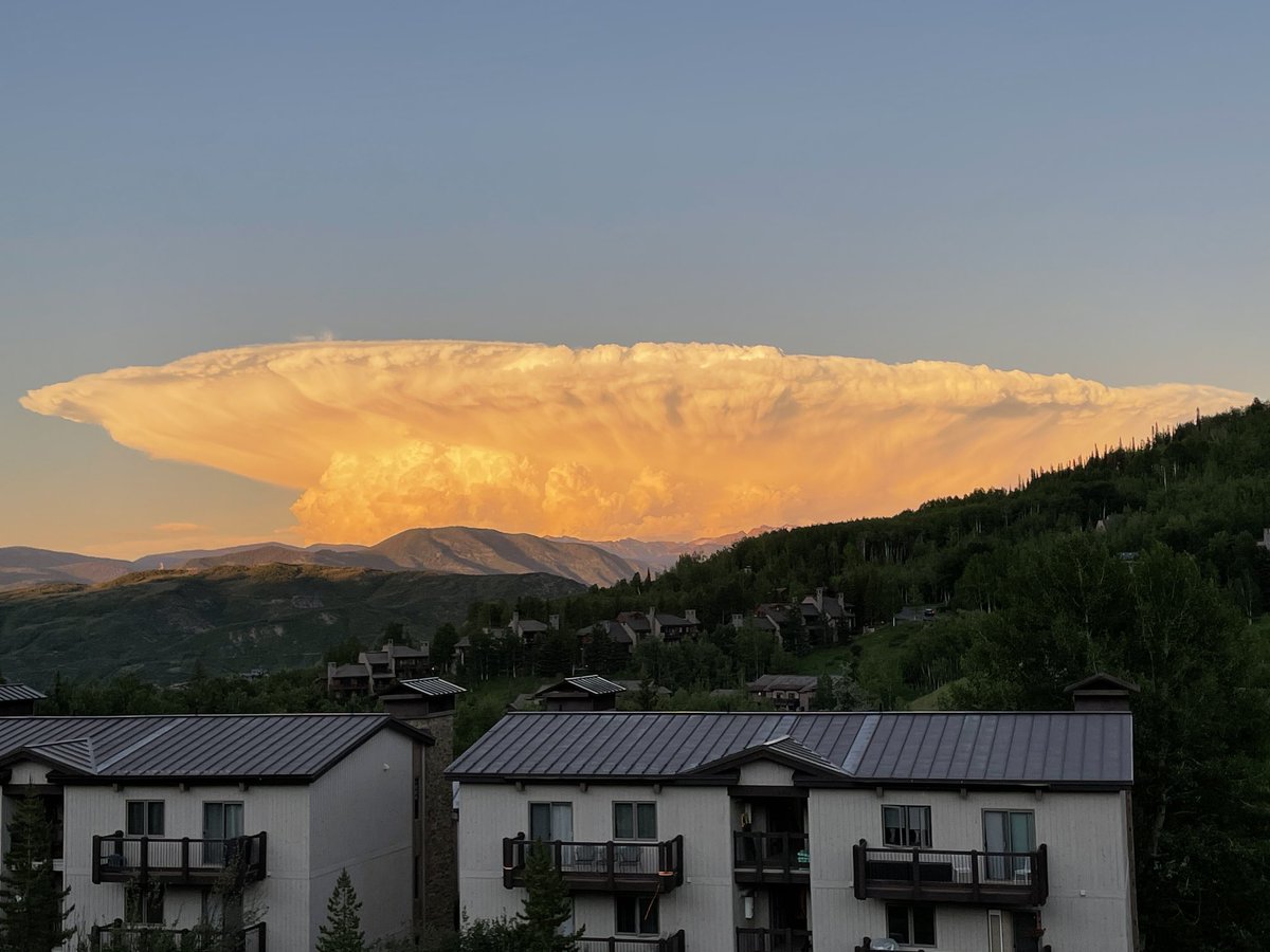 Any cloud experts out there? This is the only cloud in the sky and it’s massive!!!