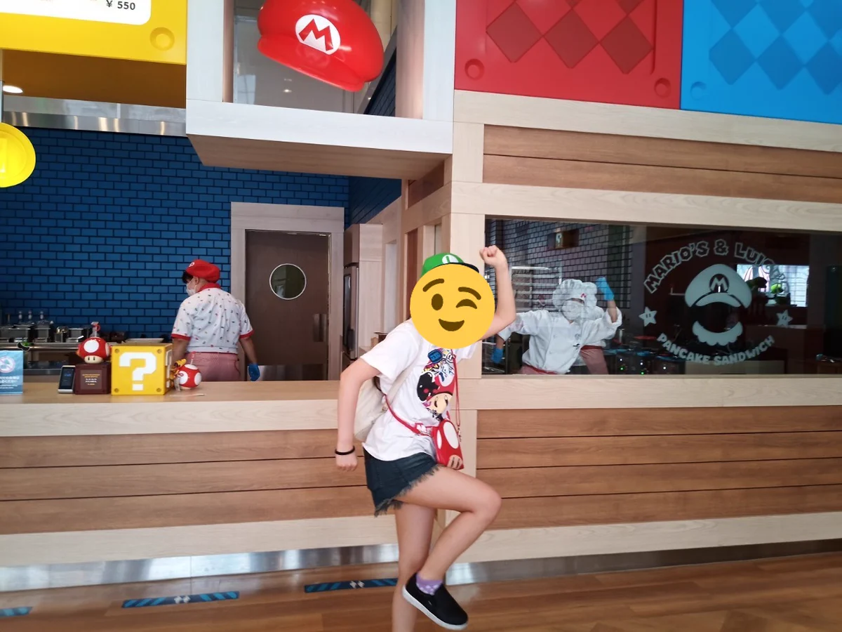 全然気づかなかったけど！USJマリオカフェの店員さんもポーズを取ってくれている！