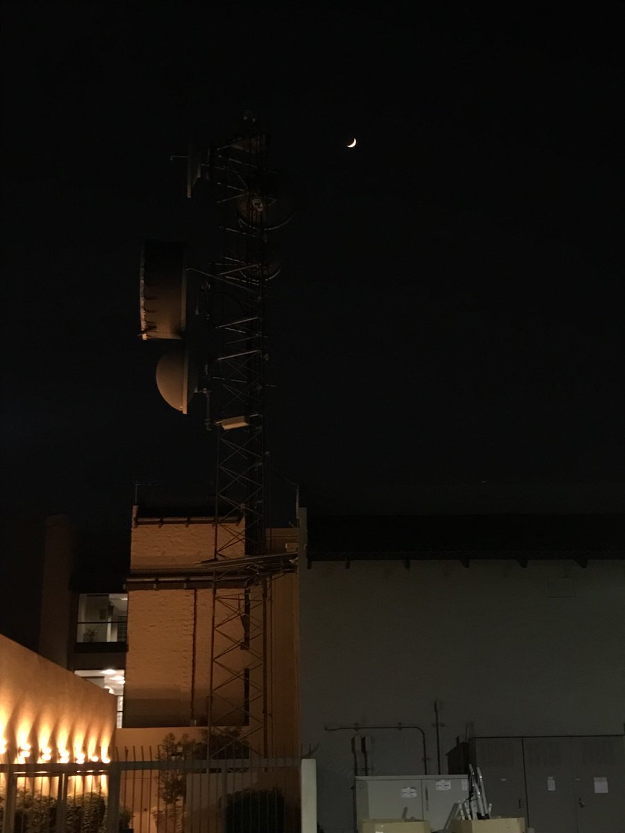 SeanOnTV's tweet image. Can’t tell from my phone camera, but quite the orange, crescent moon tonight due to all the smoke in our upper atmosphere. More tonight at 10 on ⁦@azfamily⁩ #telegraphfire #mescalfire #pinnaclefire #azwx