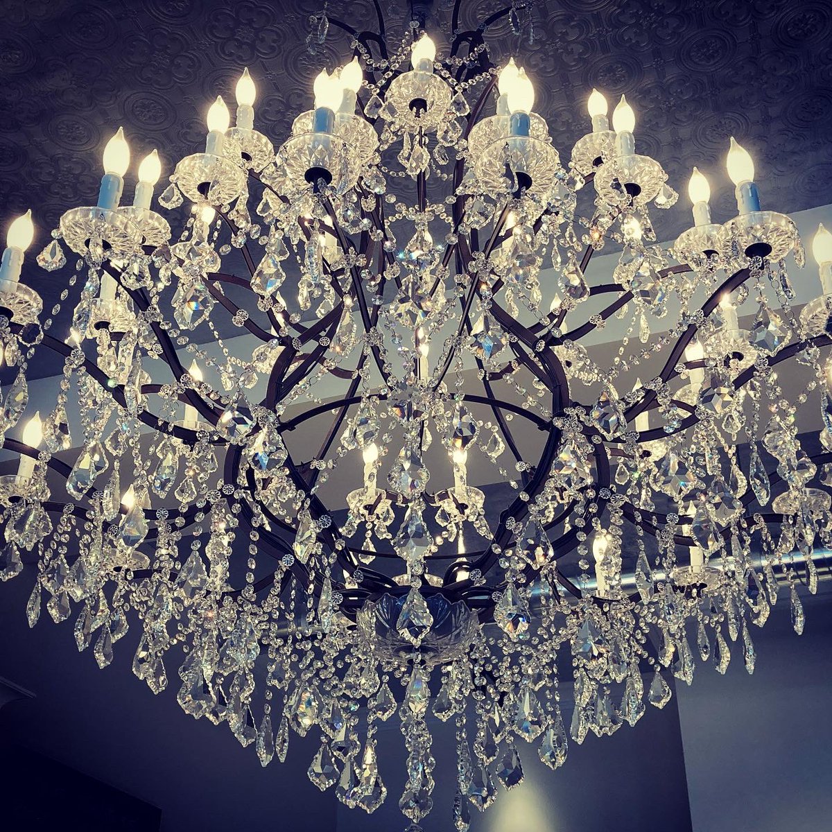 shivaunsay's tweet photo. The grand chandelier at Maison Danel… @maisondanel #maisondanel #chandelier https://t.co/kBLTjwP568