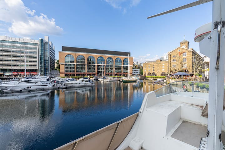 My luxury yacht is available! Yes - you heard it LoL. It's so beautiful around there. You could not get a better location. Feast your eyes on Freyja book.stayaltido.com/v5/altido/lond…