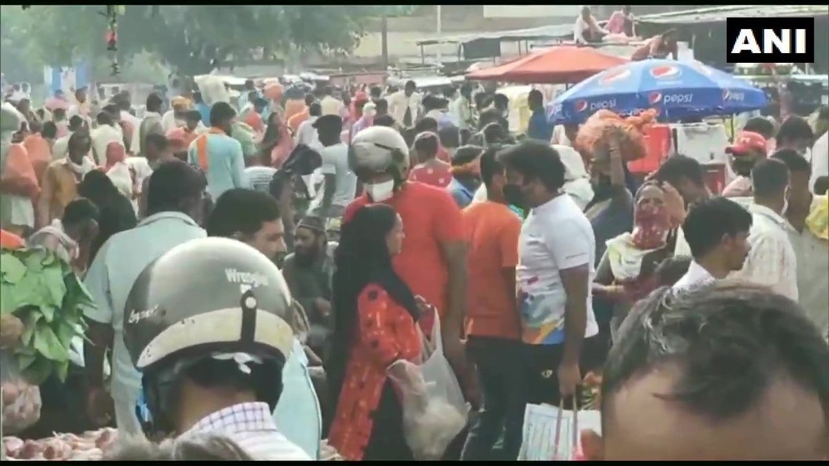 ndtv's tweet photo. Customers at a crowded vegetable market in Moradabad. Visuals from this morning.

(ANI) https://t.co/fpXmBzPY6l