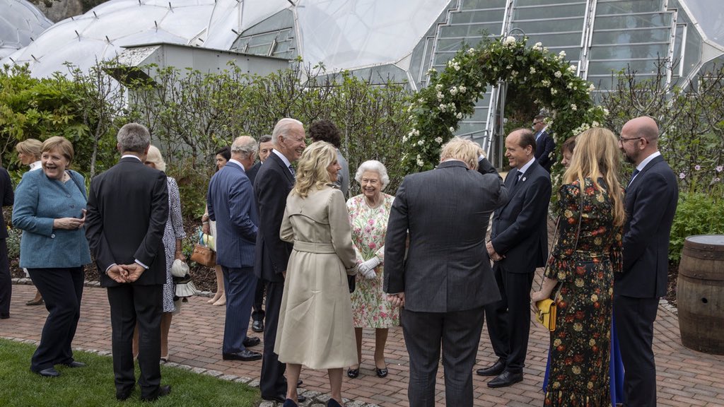 Social Distancing they said…. Asu kam smua!