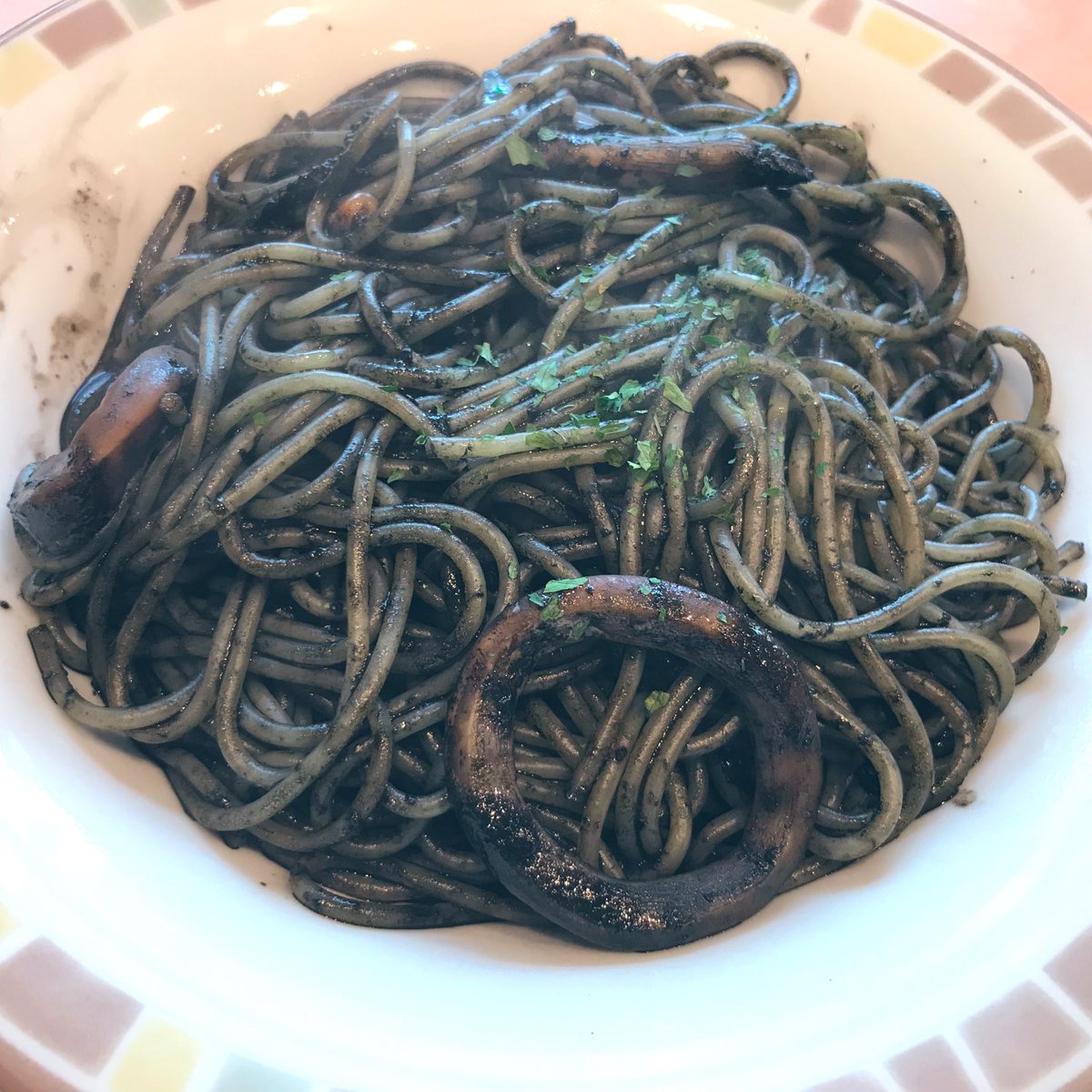 くまみ V Twitter サイゼリヤでイカの墨入りパスタを食べて来ました 人生初のイカスミでした 実績解除 感想は 貝のワタのところみたいな味 舌が真っ黒になるかと思ったがそんなことなかった ちょい足しは醤油が合う でした おいしかったです