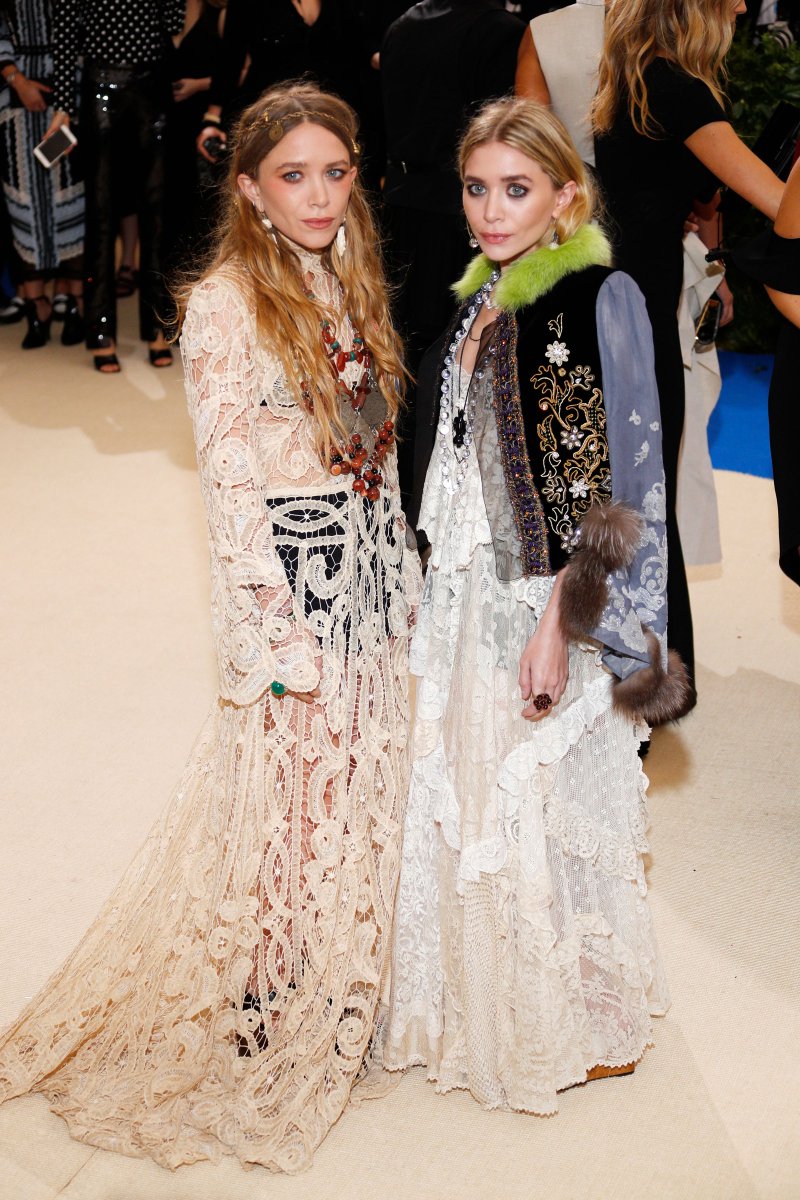 Pre-The Row, Mary-Kate and Ashley Olsen had a much more eccentric take on  personal style. Take a look back at their boho-chic era  https://t.co/sj0xVL10r9, image size:800x1200