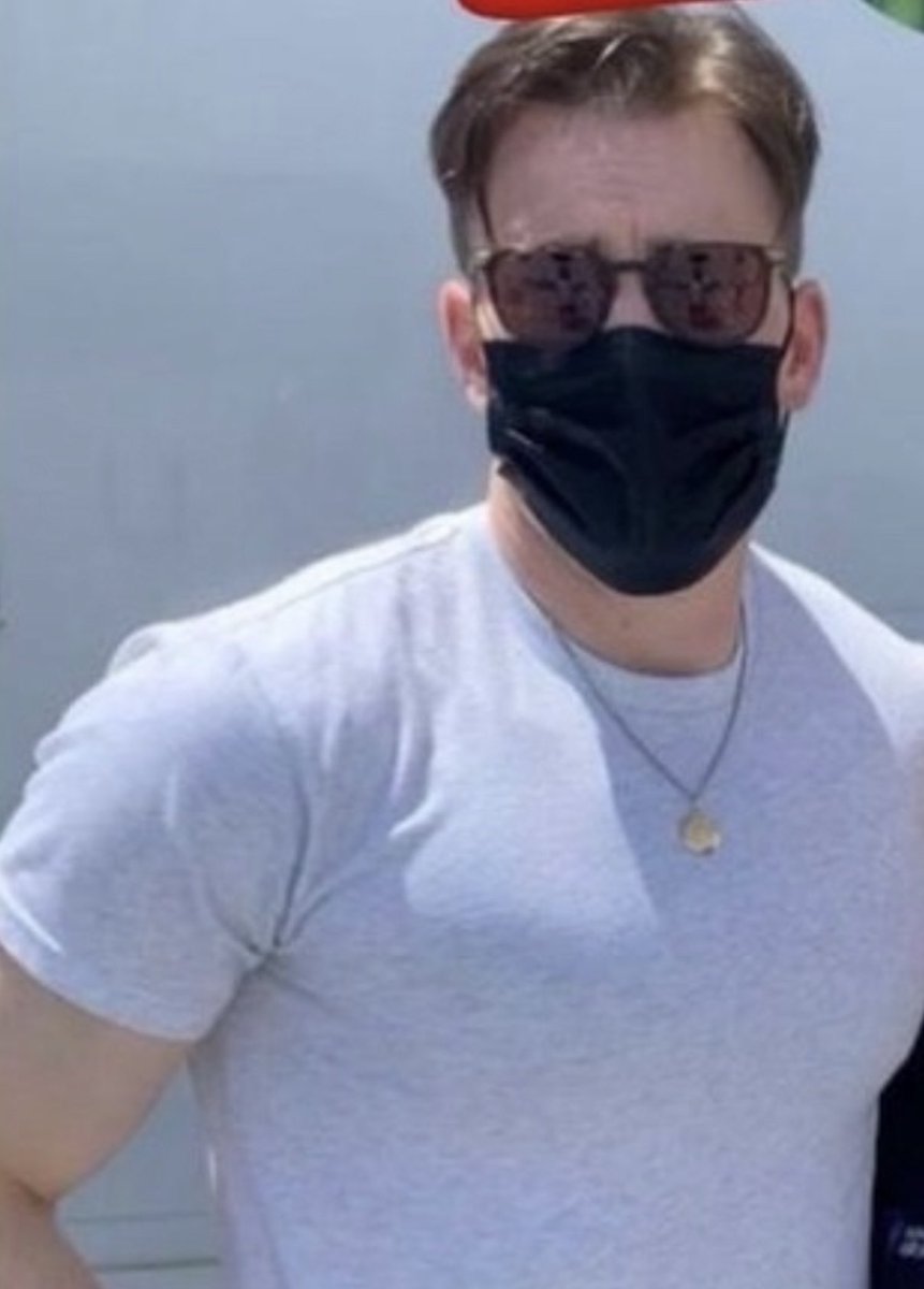 TheGrayManNews's tweet photo. Chris Evans on set in Los Angeles! https://t.co/2tPkIKCZAp