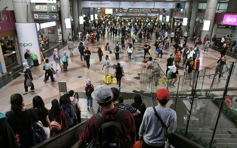 khairulaming's tweet photo. aku baru perasan dah setahun lebih tak singgah kl sentral. kalau dulu selalu singgah dengan luggage sebab nak naik bas pergi klia2. tiket flight ambil time subuh sebab yg tu plg murah hehe. and boleh spend whole night lepak kat klia2 sambil tnggu mcd start jual bfast 4 pagi 🥲🥲 https://t.co/KK15YGMy36