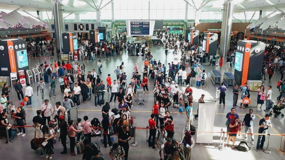khairulaming's tweet photo. aku baru perasan dah setahun lebih tak singgah kl sentral. kalau dulu selalu singgah dengan luggage sebab nak naik bas pergi klia2. tiket flight ambil time subuh sebab yg tu plg murah hehe. and boleh spend whole night lepak kat klia2 sambil tnggu mcd start jual bfast 4 pagi 🥲🥲 https://t.co/KK15YGMy36