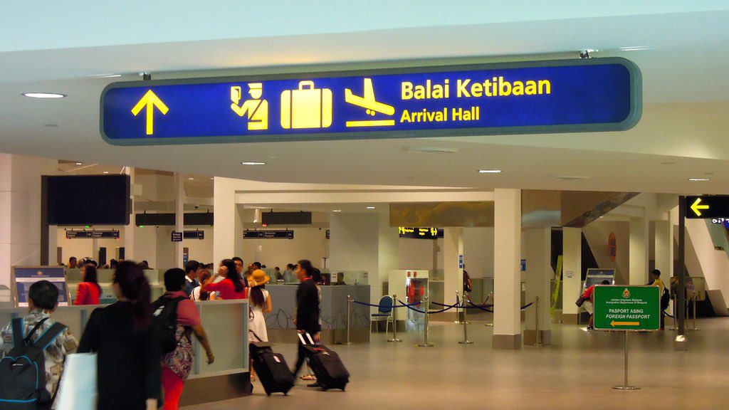 khairulaming's tweet photo. aku baru perasan dah setahun lebih tak singgah kl sentral. kalau dulu selalu singgah dengan luggage sebab nak naik bas pergi klia2. tiket flight ambil time subuh sebab yg tu plg murah hehe. and boleh spend whole night lepak kat klia2 sambil tnggu mcd start jual bfast 4 pagi 🥲🥲 https://t.co/KK15YGMy36