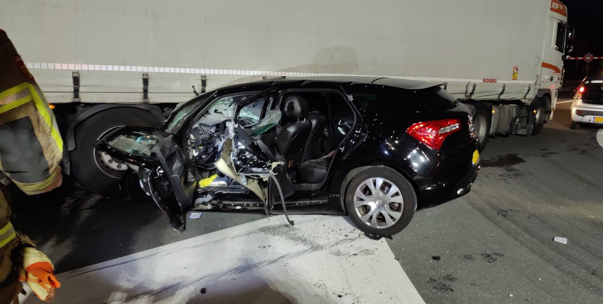 Gisteravond is het HV-team (8035 &amp; 8071) samen met <a href="/BrwOostzaan/">Brandweer Oostzaan</a> ingezet bij een ernstig verkeersongeval. Hierbij was een Hybride voertuig onder de trailer van een vrachtwagen beland. #Zaandam