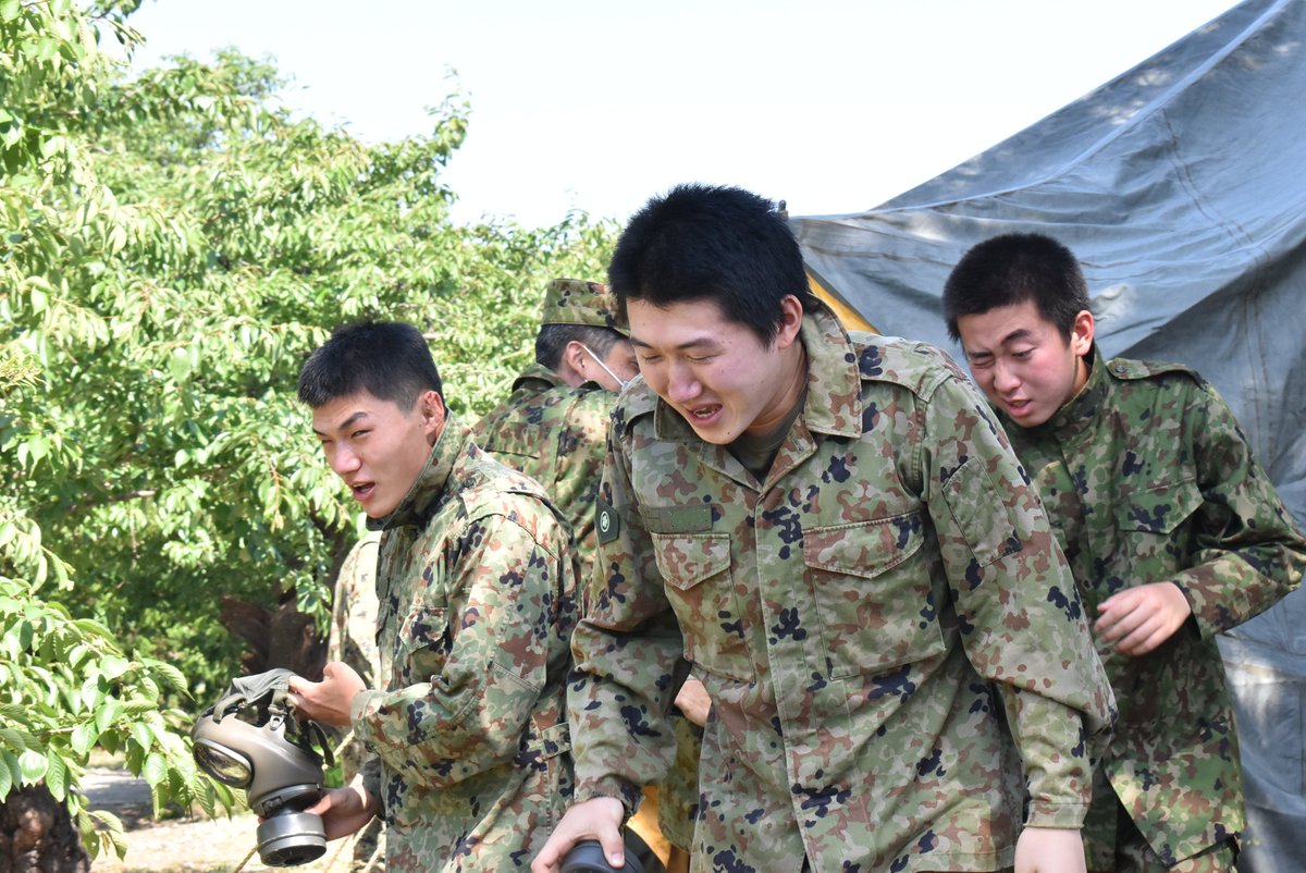 陸上自衛隊 新発田駐屯地 公式 S Tweet 自衛 官候補生 駐屯地において 催涙剤体験を行いました 防護マスクの効果を体験しつつ 脱面した際の涙 鼻水が止まりませんでした ちなみに鼻水シーンはカットいたしました Trendsmap