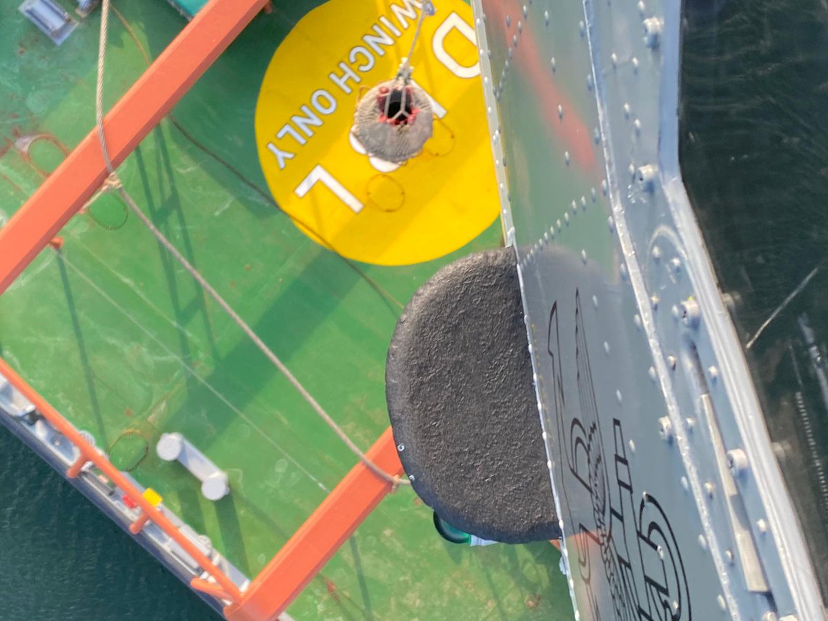 CdrDeuNavalAir's tweet photo. Jede Trainingsgelegenheit zu Hause wird genutzt, wie hier mit dem Hochsee-Bergungsschlepper #NORDIC. Dann ist man auch im Einsatz bestmöglich vorbereitet.
#trainingtrainingtraining
#TacticalLynxTuesday
@deutschemarine https://t.co/OncS61bts8