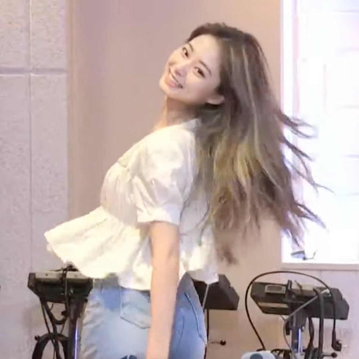 choutzuyu99's tweet photo. TZUYU'S SMILE WHEN THEY STOOD UP TO DO THE CHOREOGRAPHY!!!!! 😭 https://t.co/g2j0yo7W8X