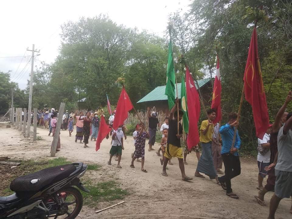 Raven10046527's tweet photo. #June15Coup : In #TaHlaing village, Butalin Tsp, Monywa District, Sagaing Region, Villagers marched to demand the end of the dictatorship. 

#UnfetteredAccessForAids
#WhatsHappeningInMyanmar https://t.co/lMqLvLfRdp