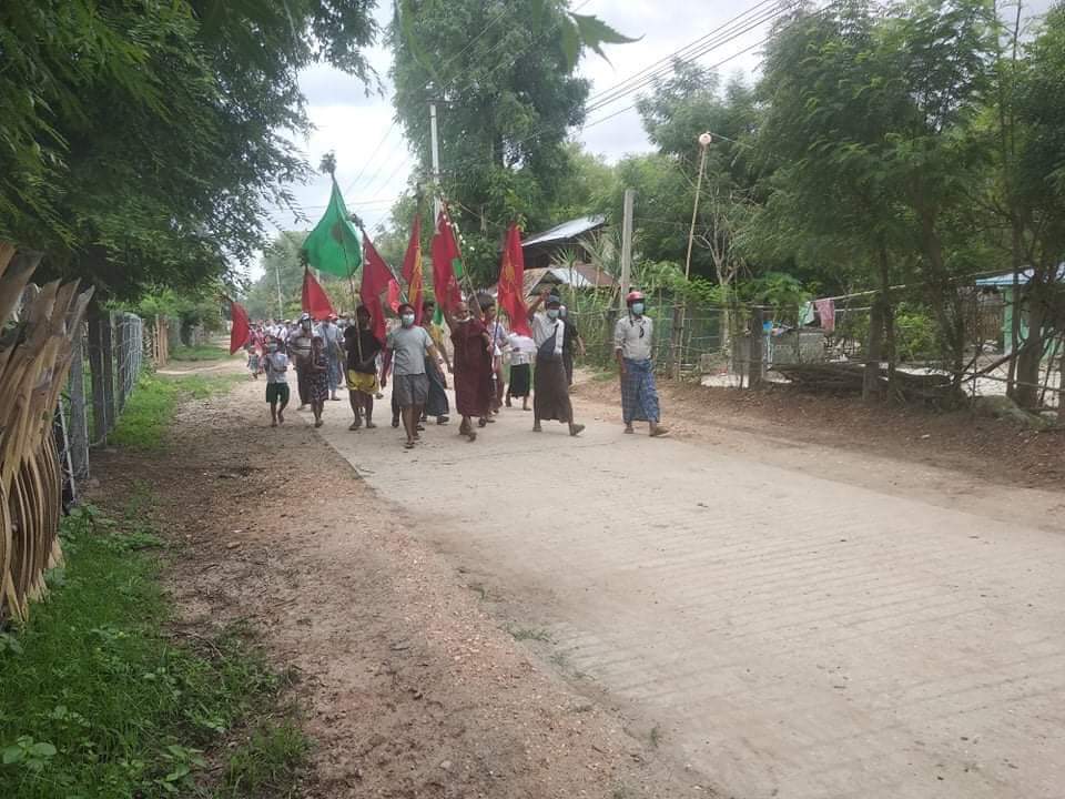 Raven10046527's tweet photo. #June15Coup : In #TaHlaing village, Butalin Tsp, Monywa District, Sagaing Region, Villagers marched to demand the end of the dictatorship. 

#UnfetteredAccessForAids
#WhatsHappeningInMyanmar https://t.co/lMqLvLfRdp