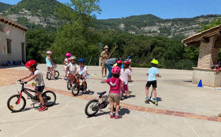 vedrunacent's tweet photo. Bicicletada🚴‍♀️ i jocs d’aigua 💦. Un dia compartit entre tots i totes ben calorós! ☀️ #P4SSCC https://t.co/FsnWGyLYHC