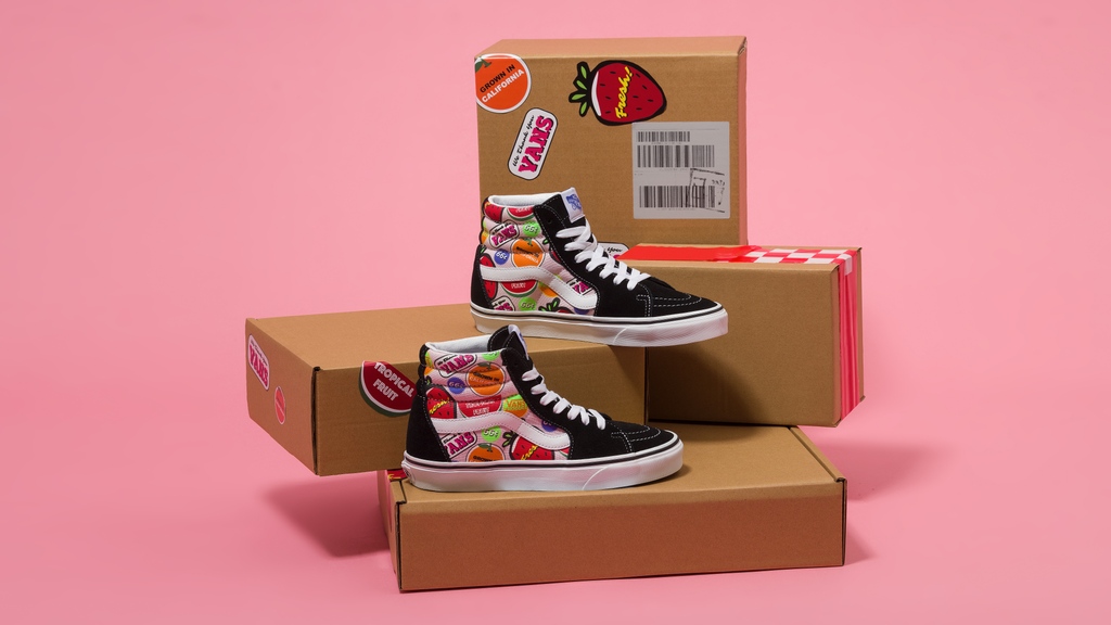 vansofficialID's tweet photo. Menampilkan print yang terinspirasi oleh mini mart jadul, Koleksi Vans Retro Mart  memberi penghormatan kepada warisan sebelumnya dan menjaga siluetnya tetap ikonik seperti biasa. Tersedia di Vans stores 🤙🏼 #vansindonesia https://t.co/JwEvVizxYk