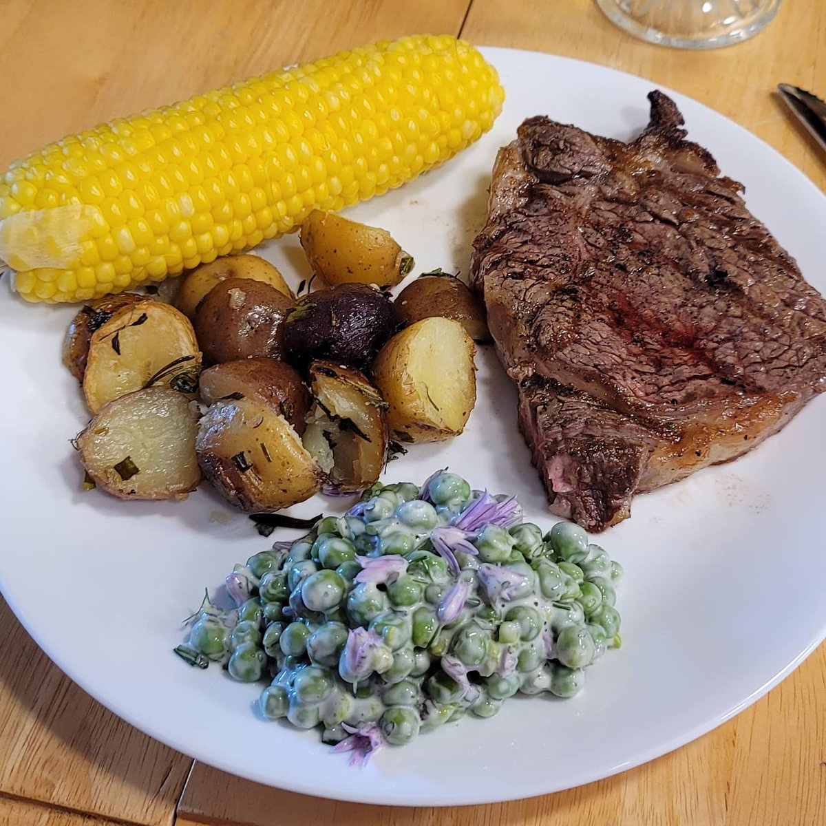 AlieMonot's tweet photo. Had an awesome birthday today!!! Went to visit my parents, and they got me a cake and made steak dinner! #itsmybirthday #feelinggood #feelingblessed #greatday #cake #steak #goodvibes https://t.co/oJwA3mJYfJ