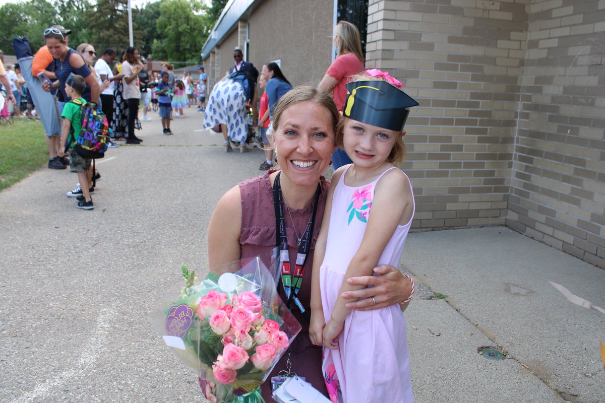 ELATEACH1's tweet photo. Kindergarten Graduation at Randolph Elementary! #livoniapride https://t.co/ytQZm3dVbM