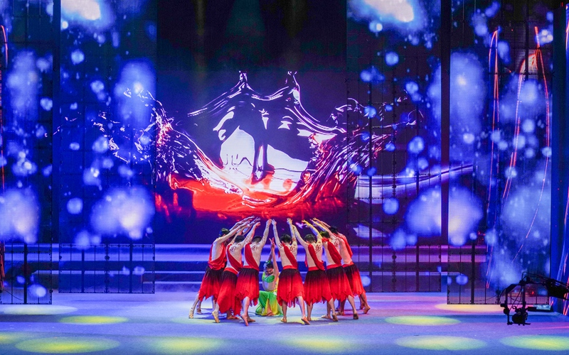 fujiantravel's tweet photo. "Tea Road: The World of The Leaf", a historic musical about tea, was staged last week in Anxi County, the Tea Capital in Fujian Province. The 90-minute performance tells a story about tea development and trade, which spans thousands of years, and won audiences' long applause. https://t.co/9fW8rQXmv7