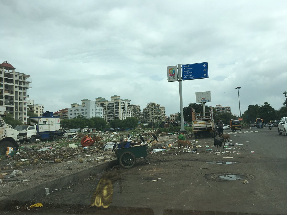 shilpasarora's tweet photo. @PMCPune garbage and plastic opposite Oxford Village in Wanowrie. For your urgent action. https://t.co/fNbFSr4qoP