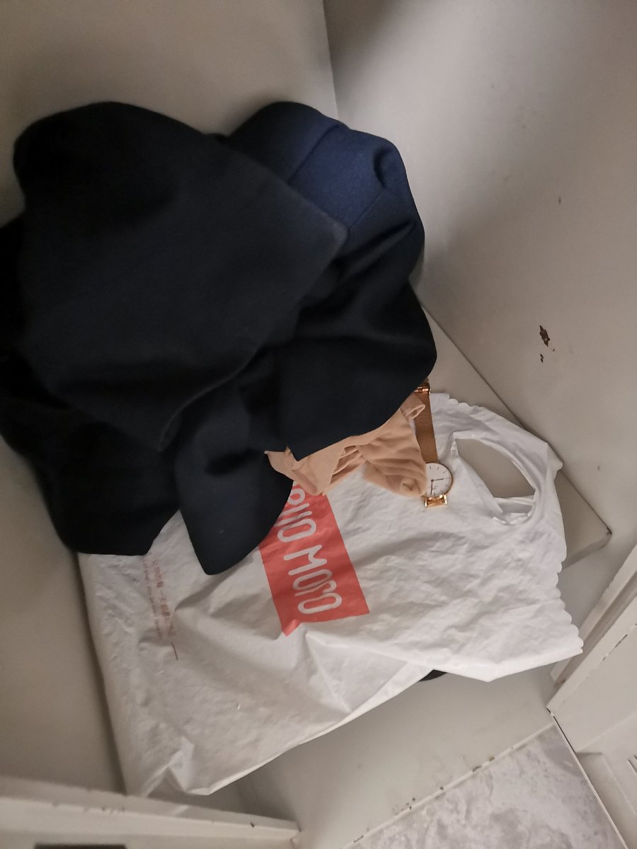 潜入售楼部更衣室，可惜柜子里只有一双丝袜，高跟都是刚脱下来的，还有一点温度，味道酸爽，尤其是最上面左边的那双，直接发射，来不及清理就撤了！#高跟 #丝袜 #扫楼 #更衣室 https://t.co/qldvPsZ94V