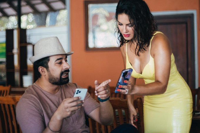 If you only knew what was on my phone 😛
.
.
#SunnyLeone #SplitsvillaX3 https://t.co/c6elNNmXQC