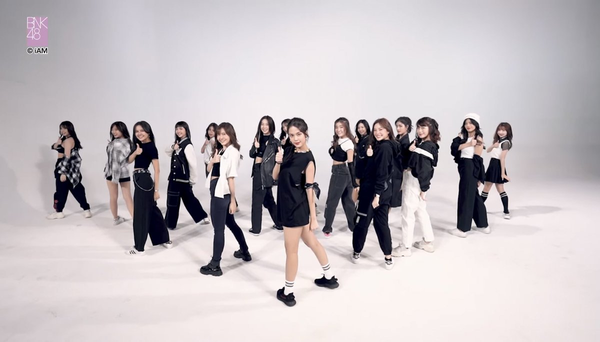 Natty_Kanyarath's tweet photo. ไม่รู้ว่า���ิดไปเองไหมว่า ดีอะ All Black อันนี้ โมบายล์เฉิดฉายมาก เรารู้สึกว่าน้องได้ทำหน้าที่เซนเตอร์ชัดเจนกว่าใน MV อีก 😅 แล้วพอรวมกับเมมทุกคนที่รับส่งดีมาก บวกกับการถ่าย long take ที่ดีมาก มันเลยออกมาดีแบบดีอะจริง ๆ 👏🏻👏🏻

#ดีอะ_PerfVideo
#MobileBNK48 https://t.co/RYqR57CqRS