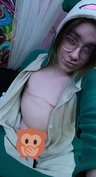 Come see me on stream bb 🥱😴🐾 https://t.co/r4iKcksEn8